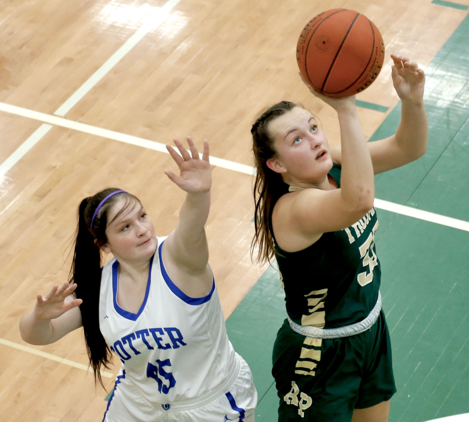 Kaylee Ruberg gets open for a layup